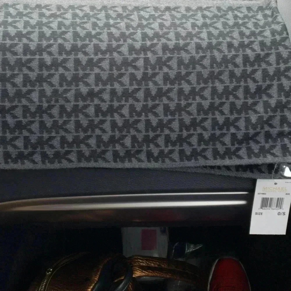 Michael kors Infinity scarf